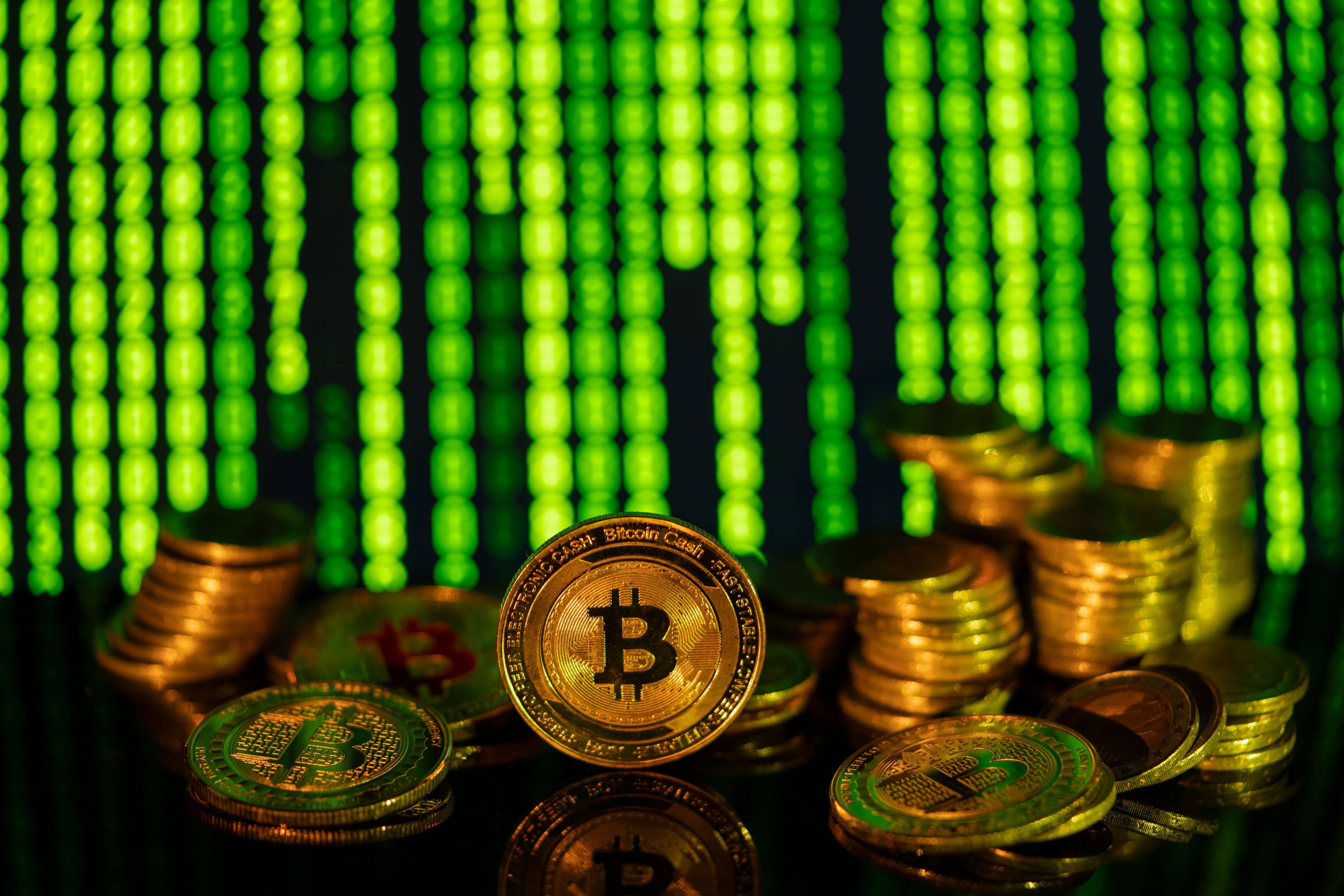 金色比特幣堆疊於數位矩陣背景,象徵銀行跨足虛擬資產與穩定幣監理時代來臨