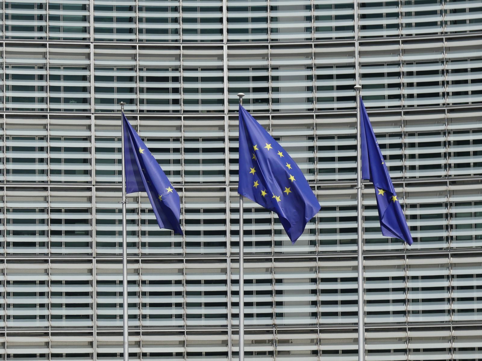 歐盟旗幟飄揚於布魯塞爾 Berlaymont 歐盟執委會大樓外