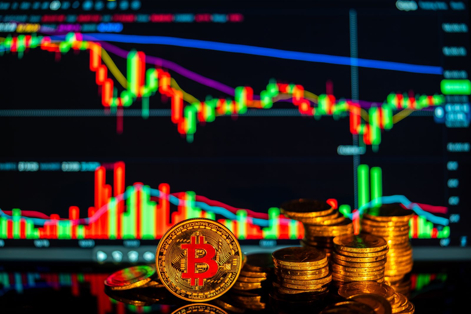 金色比特幣硬幣搭配財務成長線圖，呈現 ETF 資金回流的行情熱潮