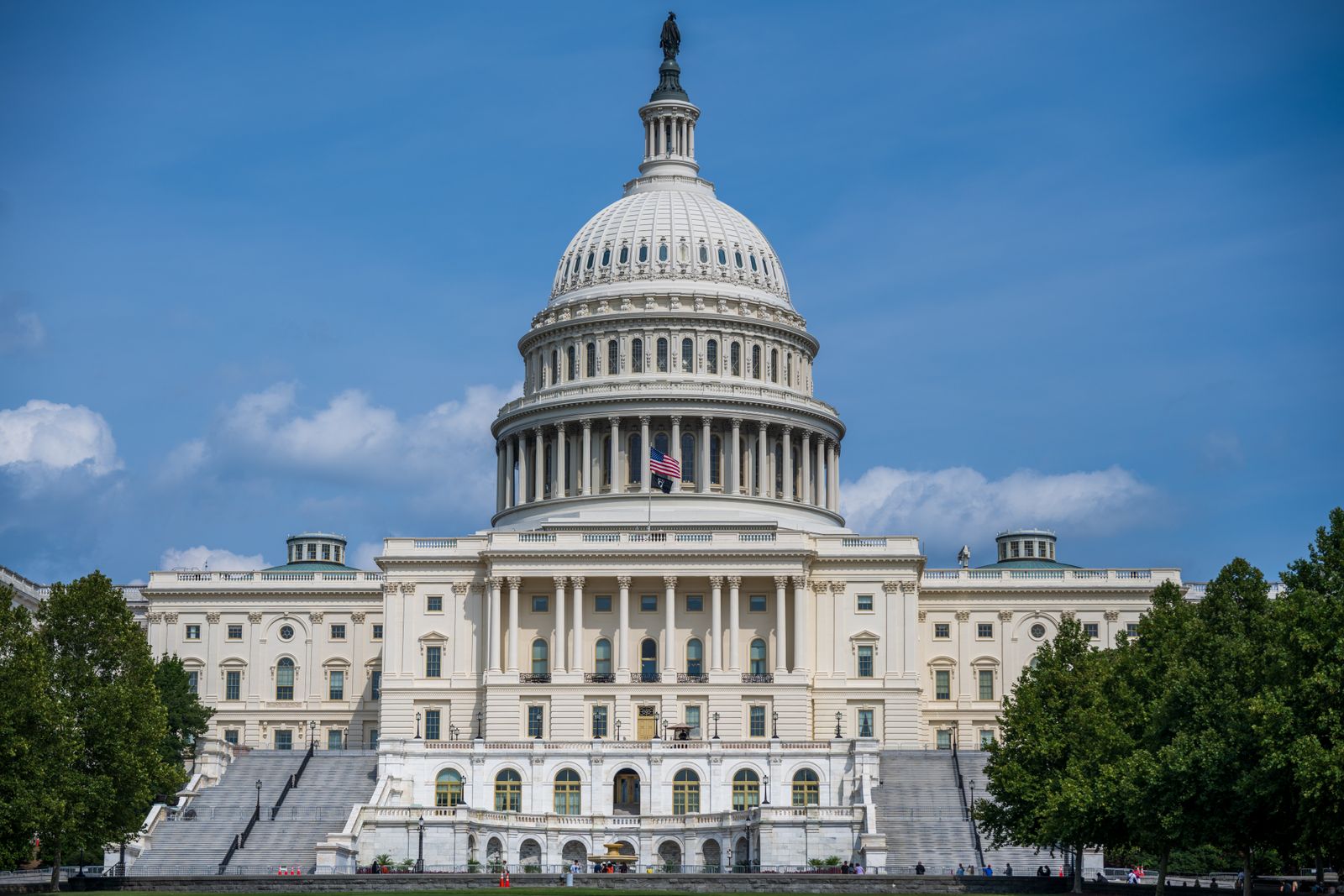 美國國會大廈圓頂與藍天，象徵 CLARITY Act 參議院 60 票 cloture 表決倒數，以及 FOMC 利率決議前的市場等待
