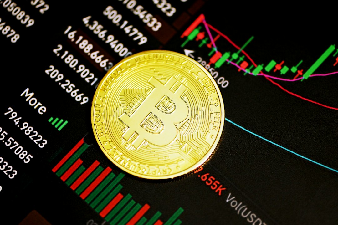 比特幣實體代幣置於金融交易走勢圖上,象徵宏觀殖利率波動與機構資金流入。