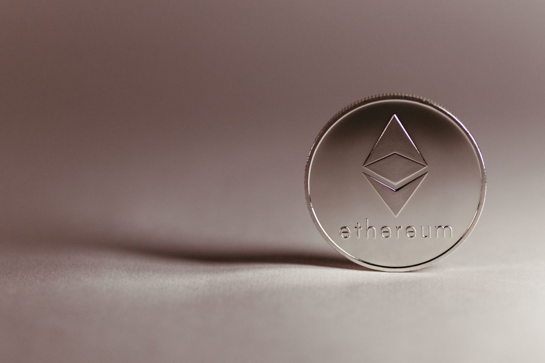 銀色以太坊實體硬幣象徵區塊鏈技術與現代數位金融