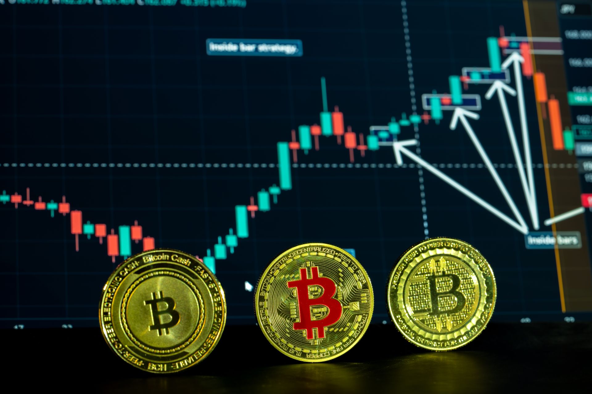 加密貨幣交易圖表與比特幣硬幣，象徵升息後第一天機構 ETF 淨流出 5.2 億美元、鏈上大戶同期累積 15.2 萬顆 ETH 的多空分歧