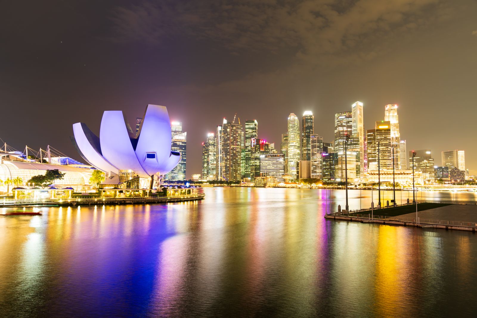 新加坡濱海灣金沙夜景與城市天際線，燈光映照海灣，呼應 TOKEN2049 國際會議場景