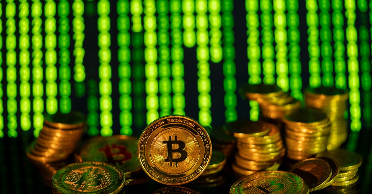 金色比特幣與數位矩陣背景，象徵加密貨幣監理時代來臨